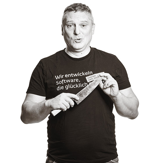 Franz hält das Haiku-Messer und formt den Mund zu einem "Ohhh".