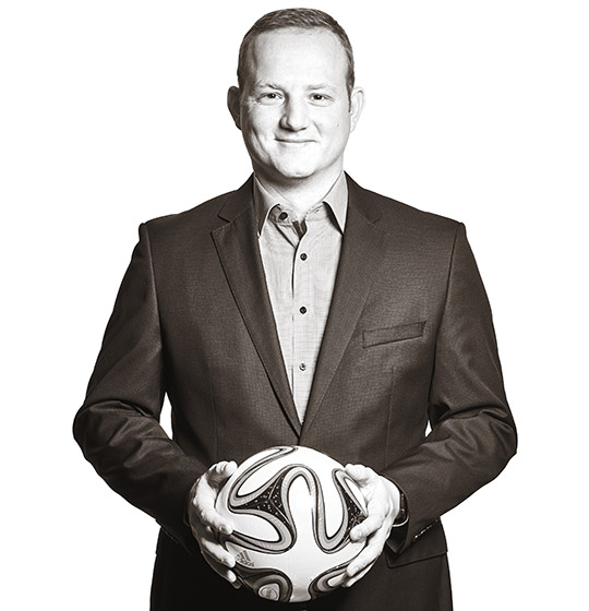 Harald hält einen Fussball in den Händen